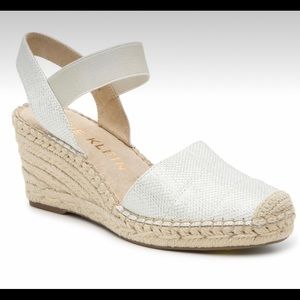 NWOT ANNE KLEIN ESPADRILLE WEDGE SILVER WHITE METALLIC STRETCH SANDAL SIZE 7
